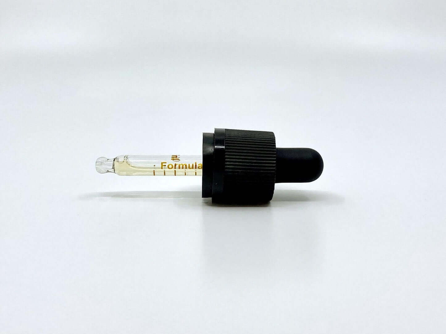 pipeta de aceite  CBD sobre fondo blanco